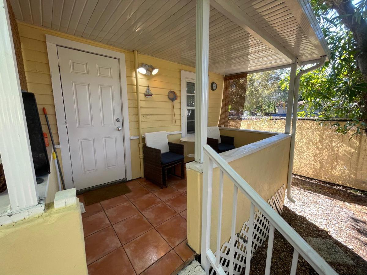 Key West Style Historic Home In Coconut Grove Florida The Yellow House Miami Buitenkant foto